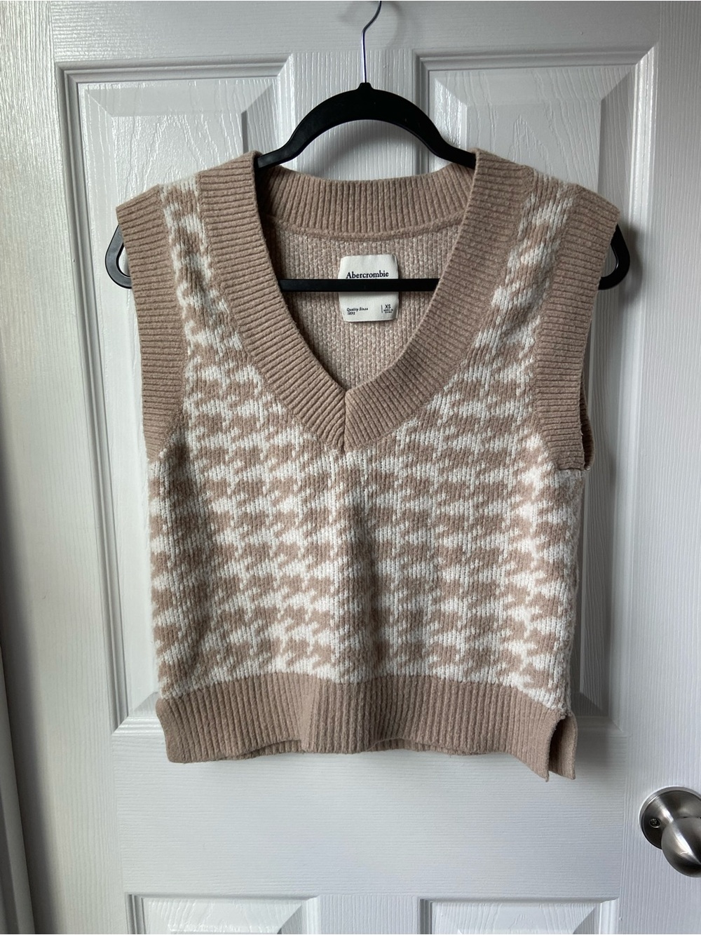 Abercrombie & Fitch Taupe and Cream V-Neck Houndstooth Sweater Vest